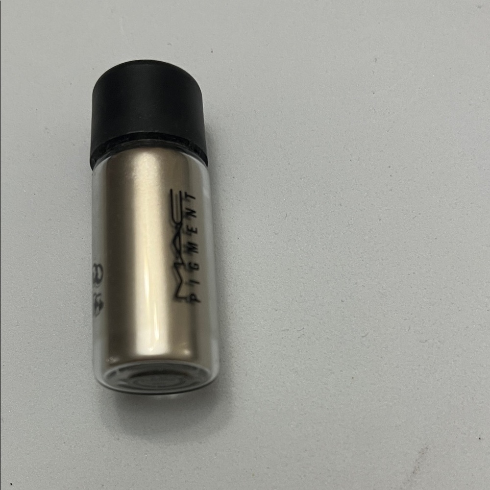 MAC Pigment in Shimmering Platinum